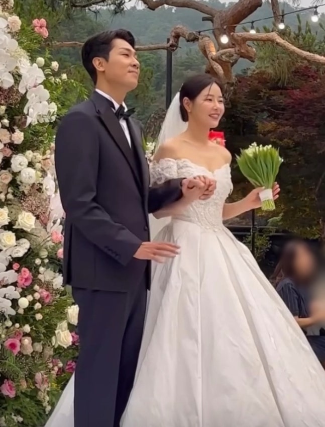 배우 <b>박하나</b> <b>김태술</b> 감독 <b>결혼식</b> 공개…선남선녀 커플의 야외... 