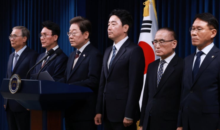<b>이재명 대통령</b>, 첫 <b>수석보좌관회의</b> 주재…靑 시절 명칭 부활로... 