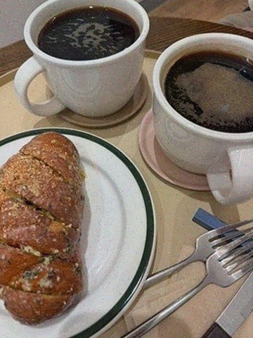  여유로운 오후, 멜로우트에서 즐기는 커피