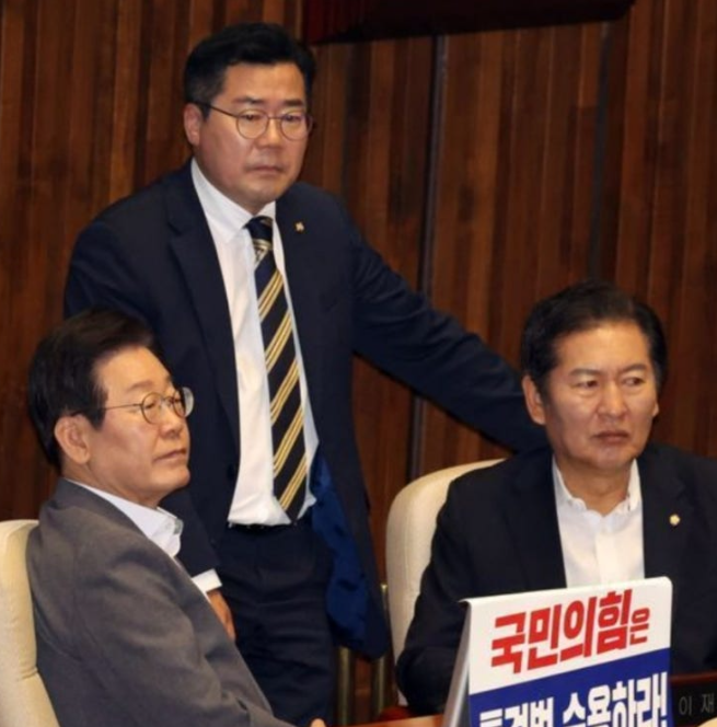 더불어민주당 차기 대표는 <b>정청래</b> or <b>박찬대</b> ?