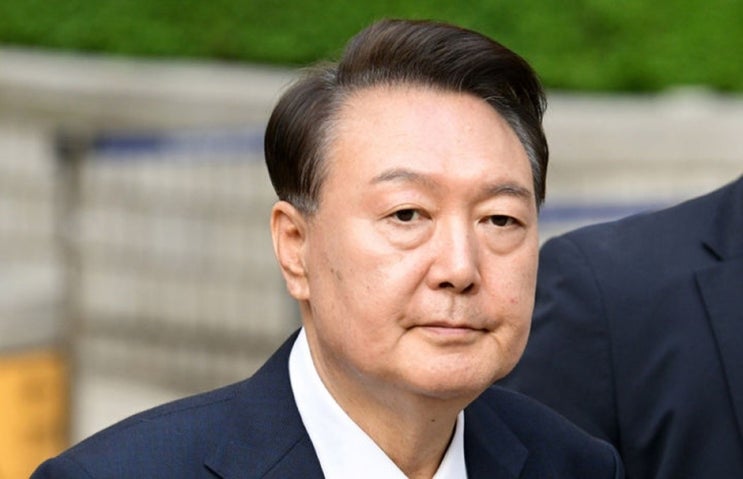 尹 전 대통령 , 내란 혐의 첫 특검 공판 출석…침묵으로 일관