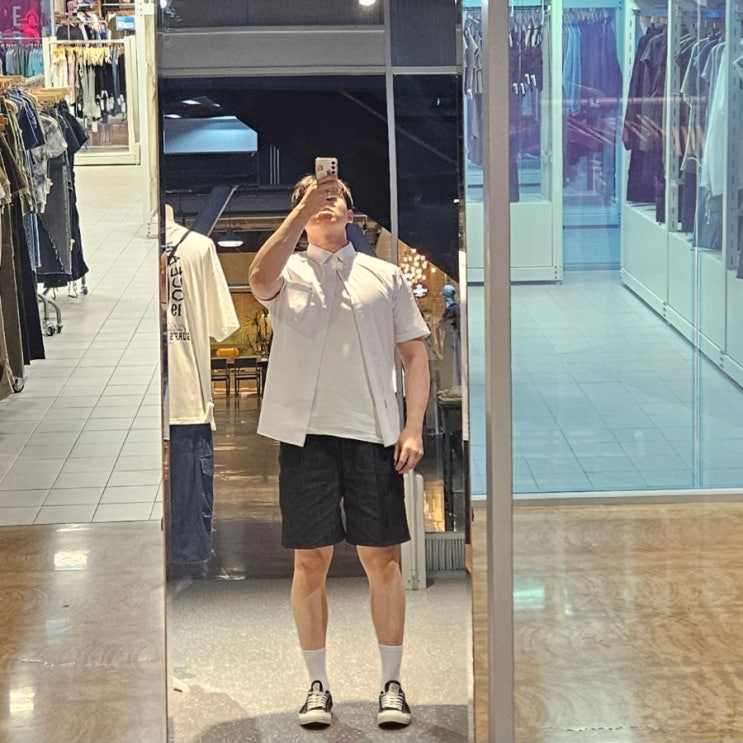 흰색 반팔 셔츠 데님 버뮤다 반바지 검은색 컨버스 코디 흰색 반팔 셔츠 데님 버뮤다 반바지 검은색 컨버스 코디