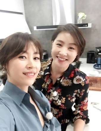 "자매인 줄 몰랐다고" 서울국제도서전서 포착된 앵커 박혜진과 배우 박지영의 훈훈한 자매 ....