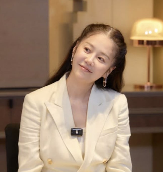  “건강 이상 딛고 돌아온 고현정, 우아한 수트와 고혹적 미모로 완벽한 복귀!”