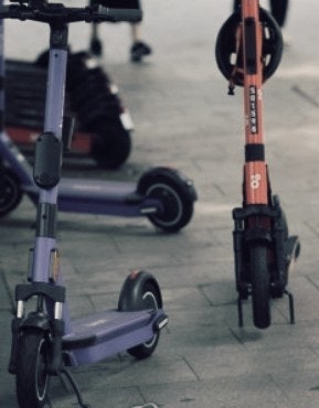 "킥보드 타던 10대, 경찰 단속으로 뇌출혈까지... 과연 누구 잘못일까?"