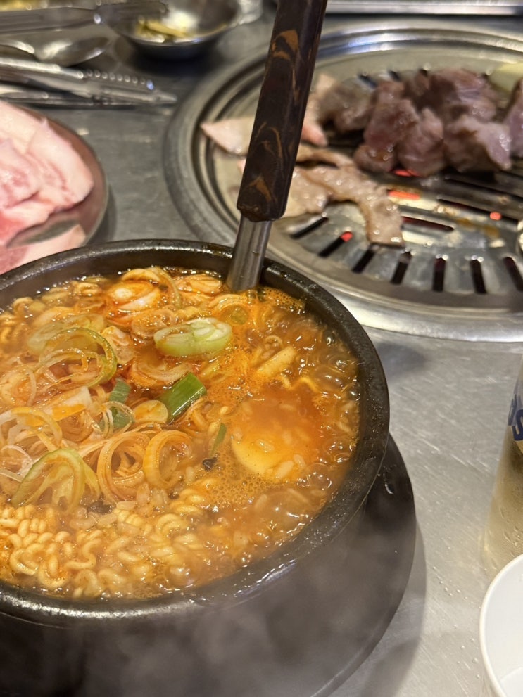  부산 서면 특별한 돼지고기 부위를 판매하는 덜미살 맛집 “사성부속구이 서면점” +라면국밥 필수