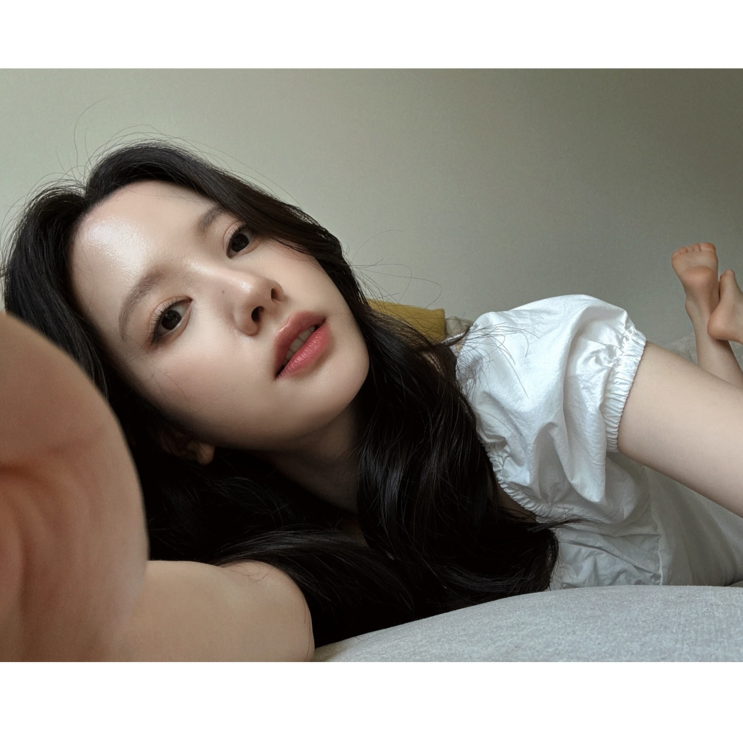 김지연, 청순한 일상 셀카 공개…‘<b>내부자들</b>’로 <b>연기</b> 행보... 