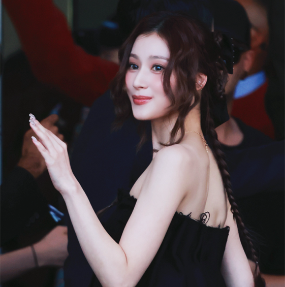  이탈리아 밀라노 여신 사나 우아한 시크룩 패션