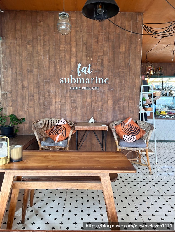  꼬란섬 맛집 <Fat Submarine Cafe & Chill Out>