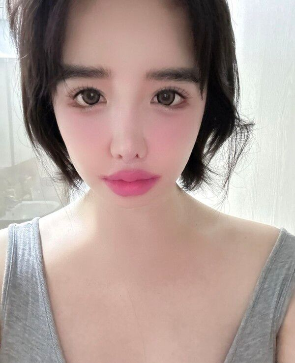  박봄, 필터 논란 해명 후 오버립 "입술 색깔 분홍색"