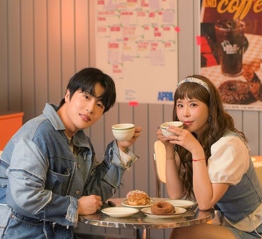   “신지 결혼?! 상대는 누구?”…코요태 메인보컬의 깜짝 발표에 팬들 ‘깜짝’