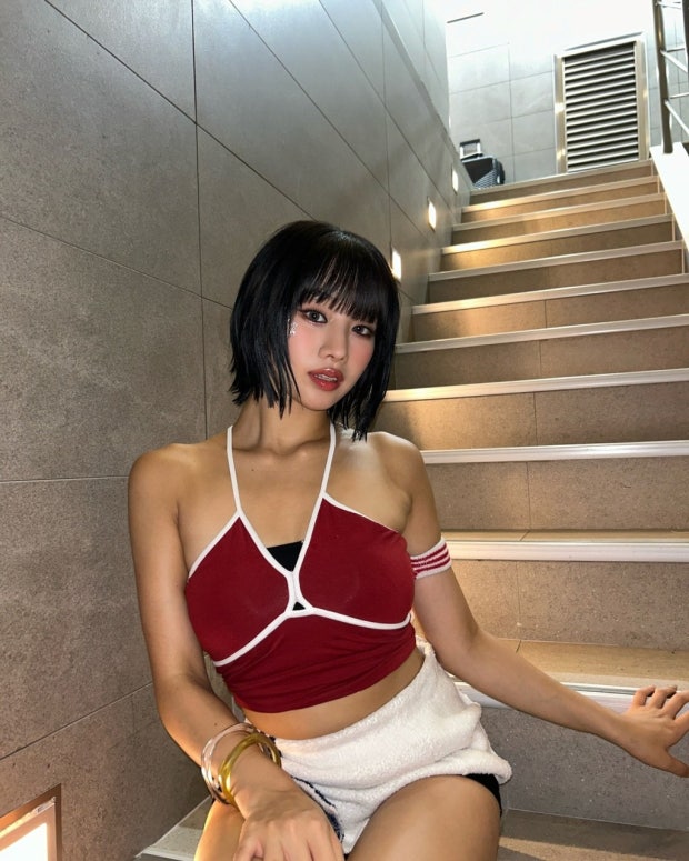 키스오브라이프 <b>나띠</b>, '더쇼' 사전 녹화 중 <b>발목 부상</b>