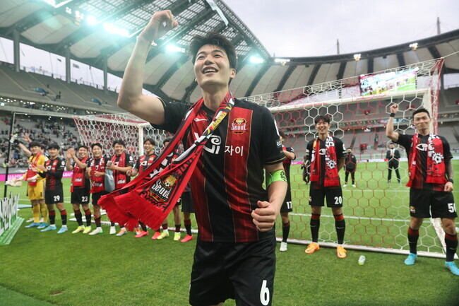 기성용 FC서울 떠나 포항 이적. 레전드 대우