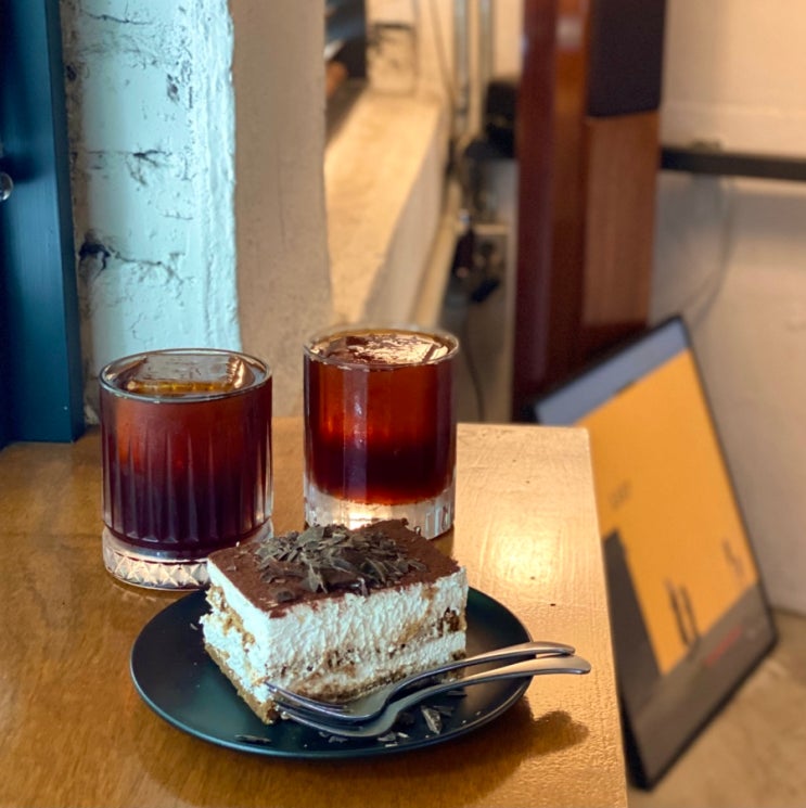  연남동 스페셜티 브루잉 커피와 티라미수 페어링이 맛있는 대형카페, 센트럴사이트