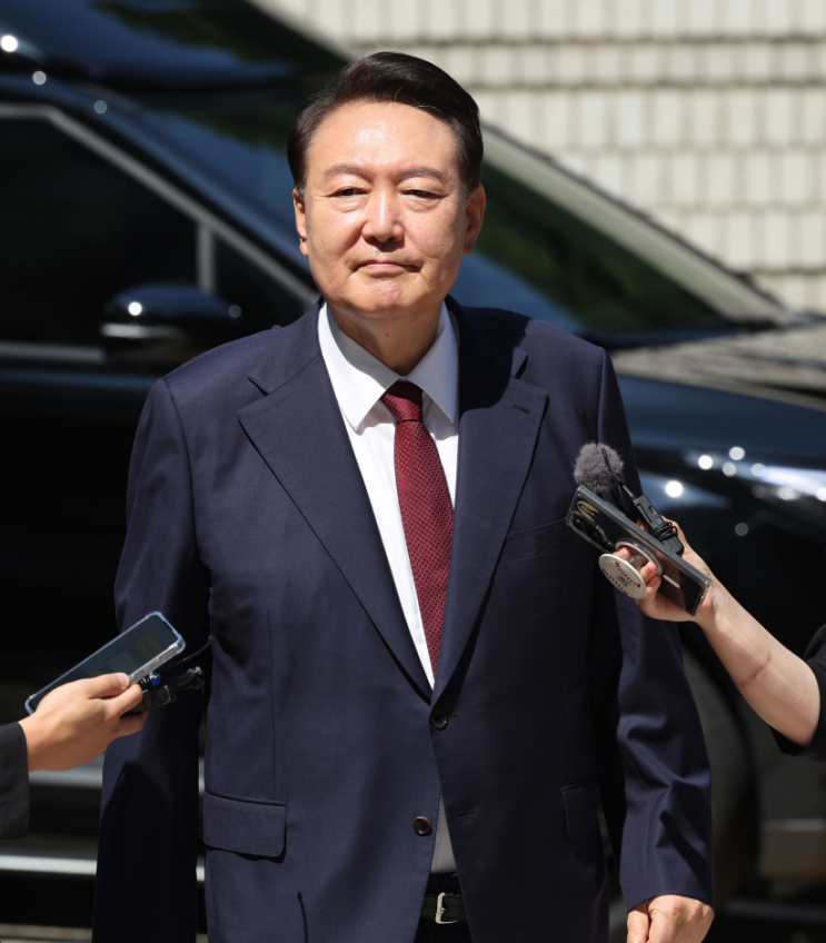 <b>윤석열</b> 체포영장 기각: <b>내란 특검</b>의 <b>출석</b> 요구와 향후 전망