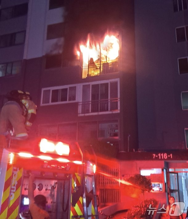 [긴급] <b>부산 아파트 화재</b> 참사…10세 여아 <b>사망</b>, 7세 여아도... 