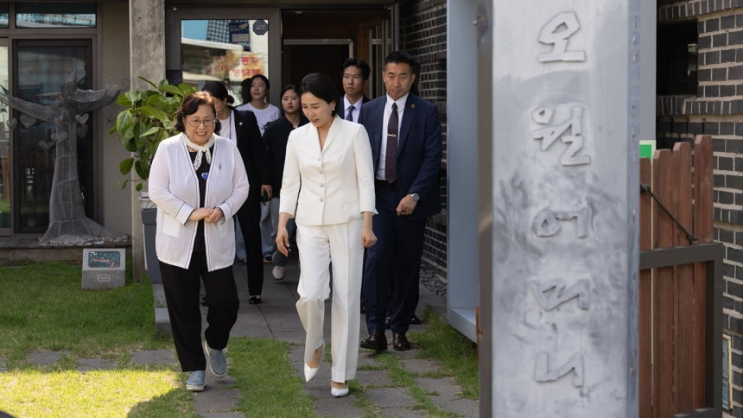 [속보] <b>김혜경 여사</b>, 한 달 만에 <b>오월어머니집</b> 재<b>방문</b>! 약속... 