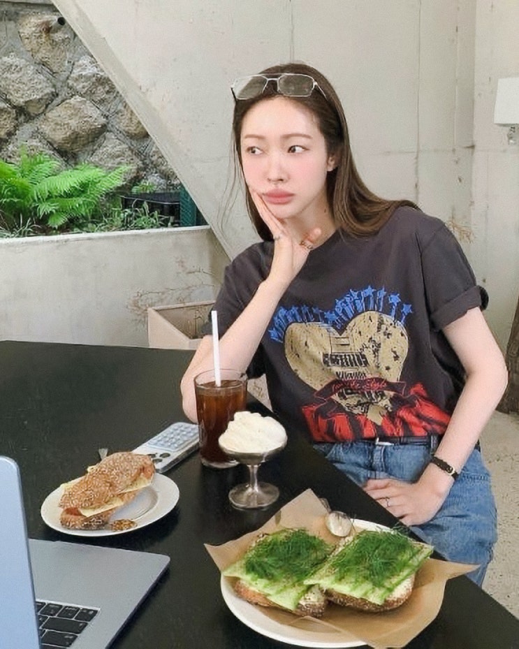  레이브 반팔티 하나로 완성하는 차정원 여름 패션
