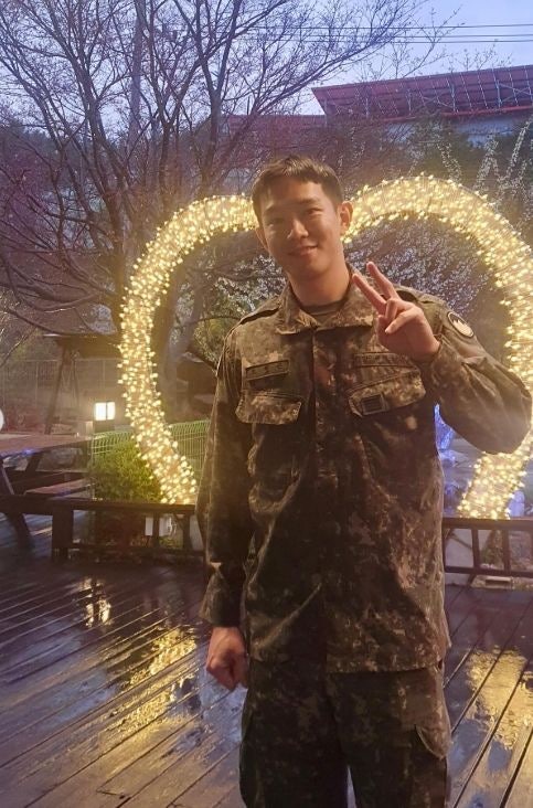 케빈오, 군 생활 중 아내 공효진과 찍은 다정한 사진 공개! "곰신 졸업 후 달달 신혼 이어간다....