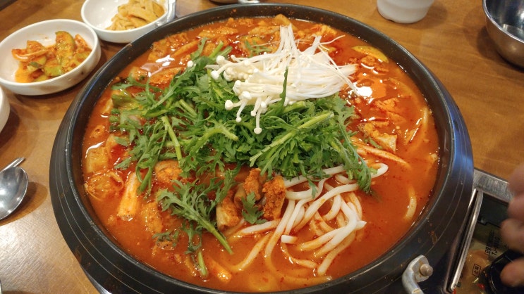  비 오는 수요일 얼큰한 곱창전골 몸보신