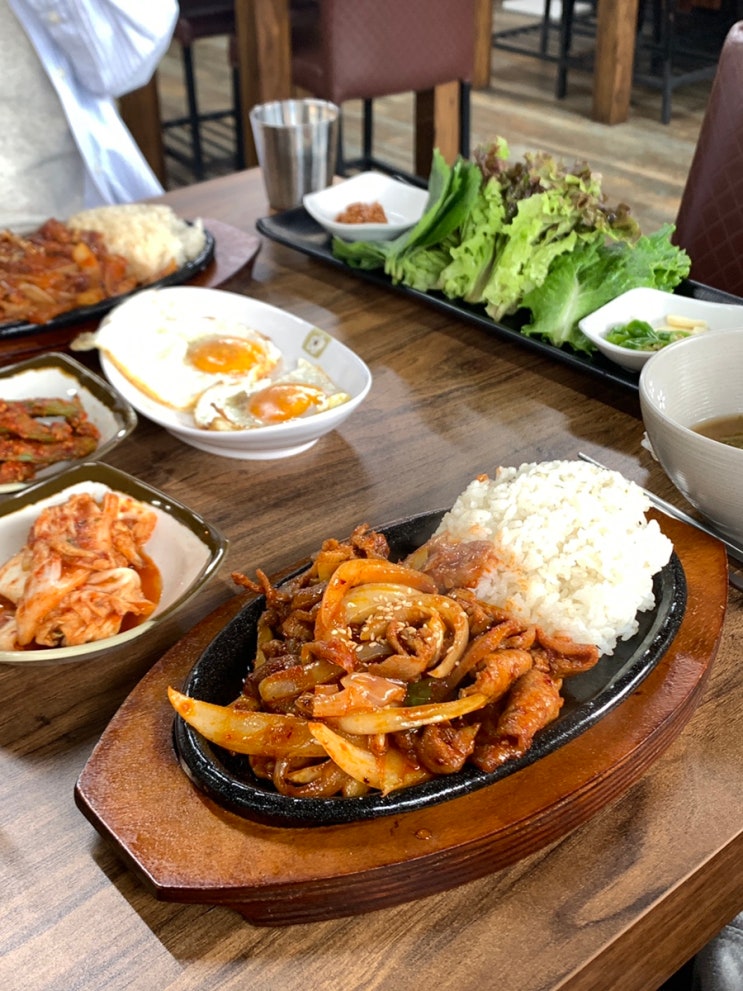  [청구역 • 신당역] 만원의 행복 ‘피플즈’ 1만원 백반집 계란후라이 라면 토스트 무한리필 직장인 점심 추천 백반 제육볶음 뚝배기불고기 포차 & 호프집