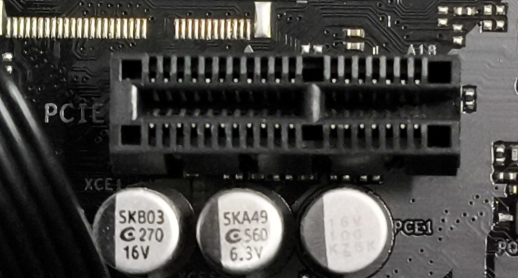 (포트를 막아두지 않고) 뚫어둔 PCIe x 1 포트