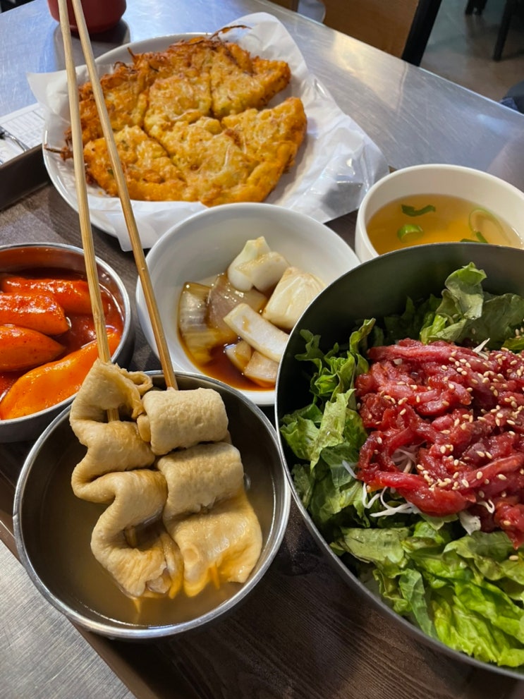  광장시장 모녀김밥| 찐맛집 추천 육회 녹두전 떡볶이 오뎅! 에어컨 있는 식당! 메뉴