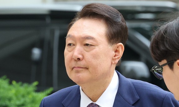 <b>윤석열</b> 전 대통령 : 내란 혐의 <b>수사</b>, 비공개 출석 <b>논란</b>과 그... 