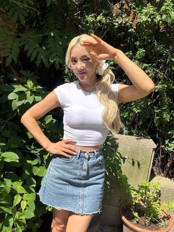  S.E.S. 바다, '바다 같은 날씨'에 완성한 '여름 몸매'…밀착 크롭탑+미니스커트로 드러낸 '탄탄 라인' 감탄