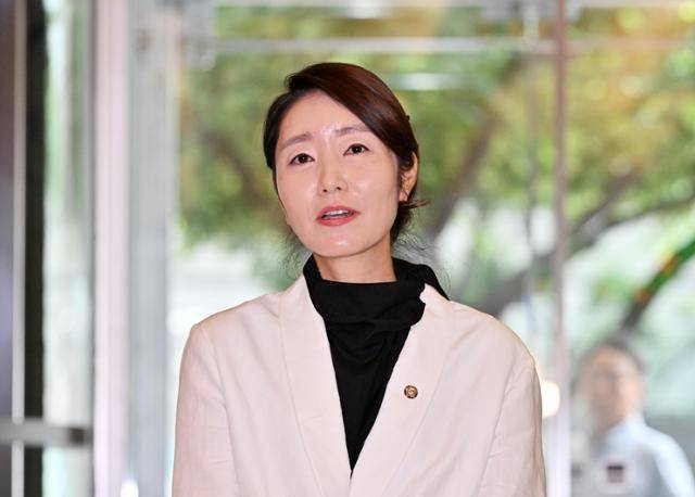 [속보] <b>강선우 여가부 장관 후보</b>, 첫 출근… "차별·역차별... 