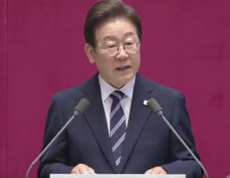 <b>이재명 대통령</b>, “전 국민에 소비쿠폰”…2025 <b>추경</b>안 30조... 