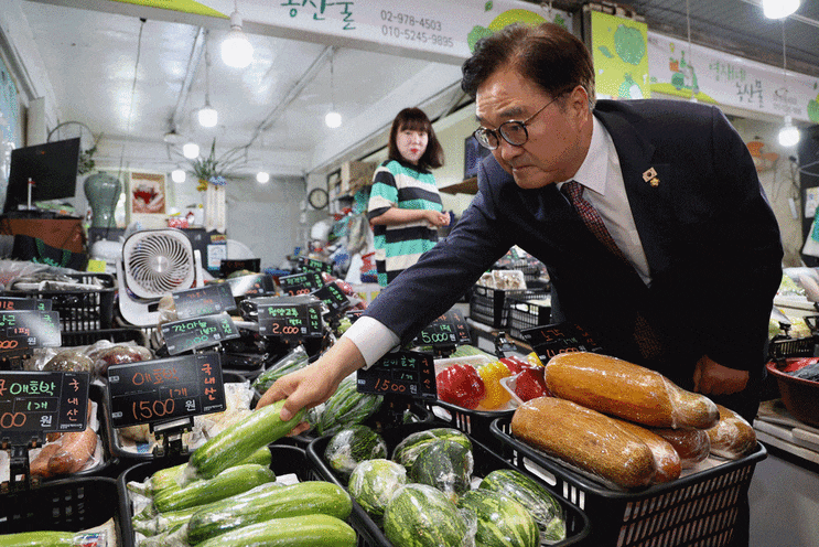 <b>우원식 국회의장</b>, 도깨비시장 찾아 민생 목소리 경청…“추경은... 