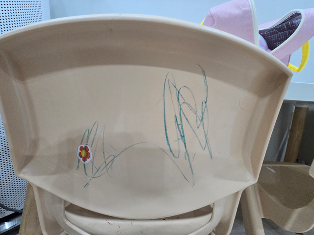 벽지 도배지 방문 가전제품 바닥마루 쇼파 식탁 등 크레파스 낙서 쉽고 빠르게 지우는 법