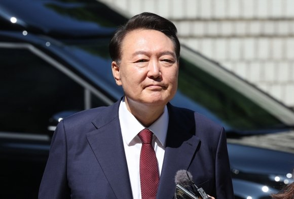 내란 <b>특검 출석</b>…하지만 시간 변경 <b>요구</b>!  '공개망신식 소환... 