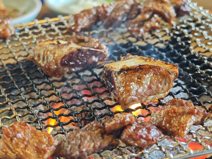  평택 한우 갈비의 진수, 소들녘 평택점에서 맛보다! 넓은 매장으로 단체 회식 및 가족 식사로 좋아요!