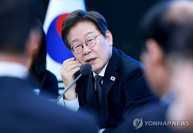  130분 토론 꽉채운 李대통령…송곳 질문에 분위기 전환 농담도
