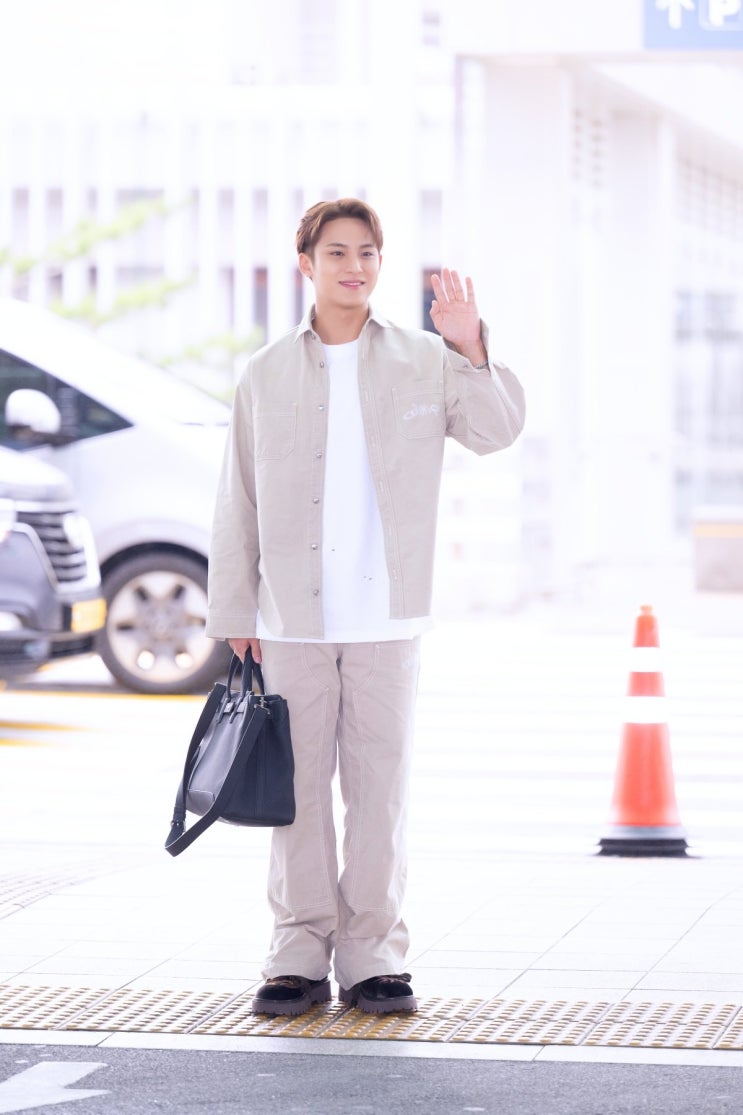  [공항패션]세븐틴 민규, 디올 베이지 셋업으로 완성한 파리행