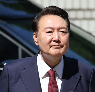 윤석열 전 대통령, 비공개 <b>특검 출석 요구</b>…적법 절차 지켜야... 