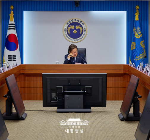 <b>이재명 대통령</b> 취임 후 첫 <b>국정수행</b> 평가: 64% 긍정, 민생 중심... 