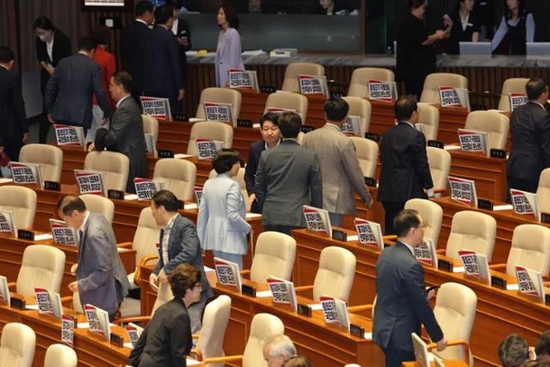 <b>상임위원장</b> <b>선출</b> 두고 또 충돌…국민의힘, 본회의 집단 퇴장