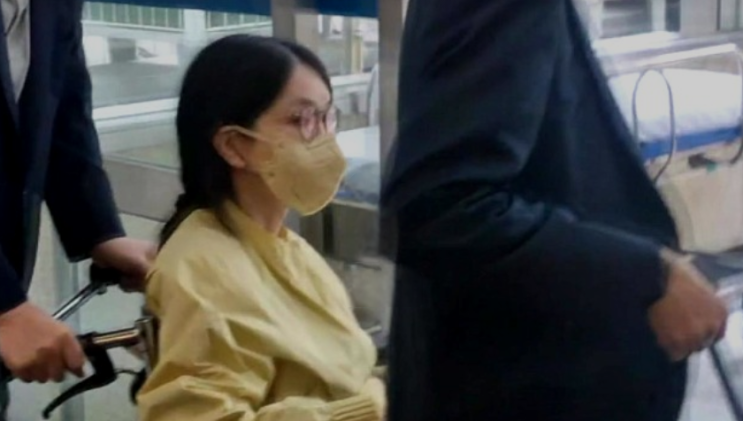 우울증으로 입원한 <b>김건희</b> 휠체어 타고 퇴원...尹이 직접 밀어