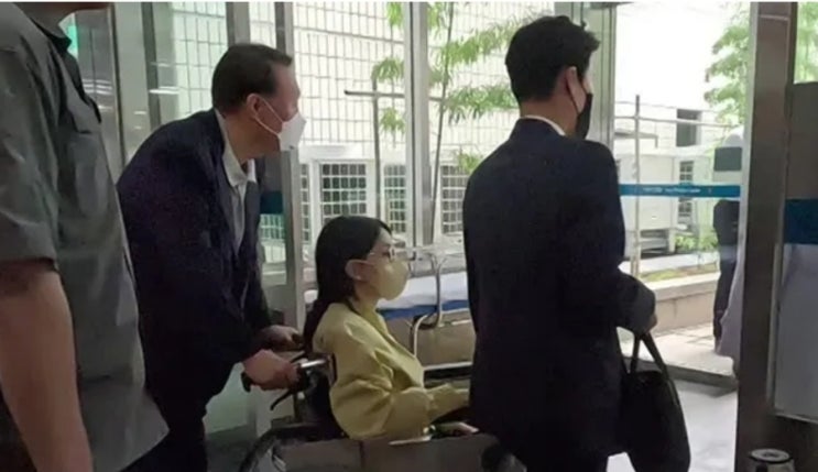 <b>김민석</b> 국무<b>총리</b> 찬성 53.4%! 김건희 휠체어 퇴원쇼 의혹이... 