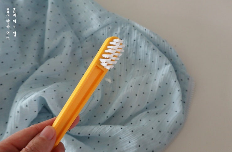 아끼는 옷 망쳤다! 옷에 묻은 수성 페인트 지우는 법 옷페인트 제거 현실 팁