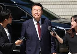 내란특검 “윤 전 대통령, 반드시 <b>현관</b> 출석해야”…출석 방식... 