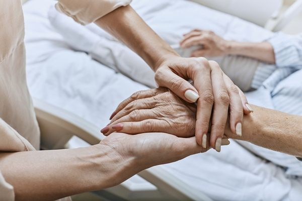  어머니 '연명치료' 없이 보냈는데… 20년지기 절친 "넌 살인자"