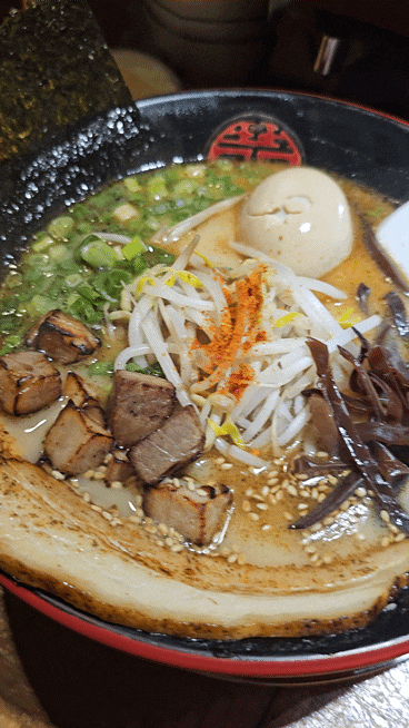  구수한 돼지 육수에 진한 마유를 더해 풍미가 있는 돈코츠 라멘 맛집! 텐고쿠