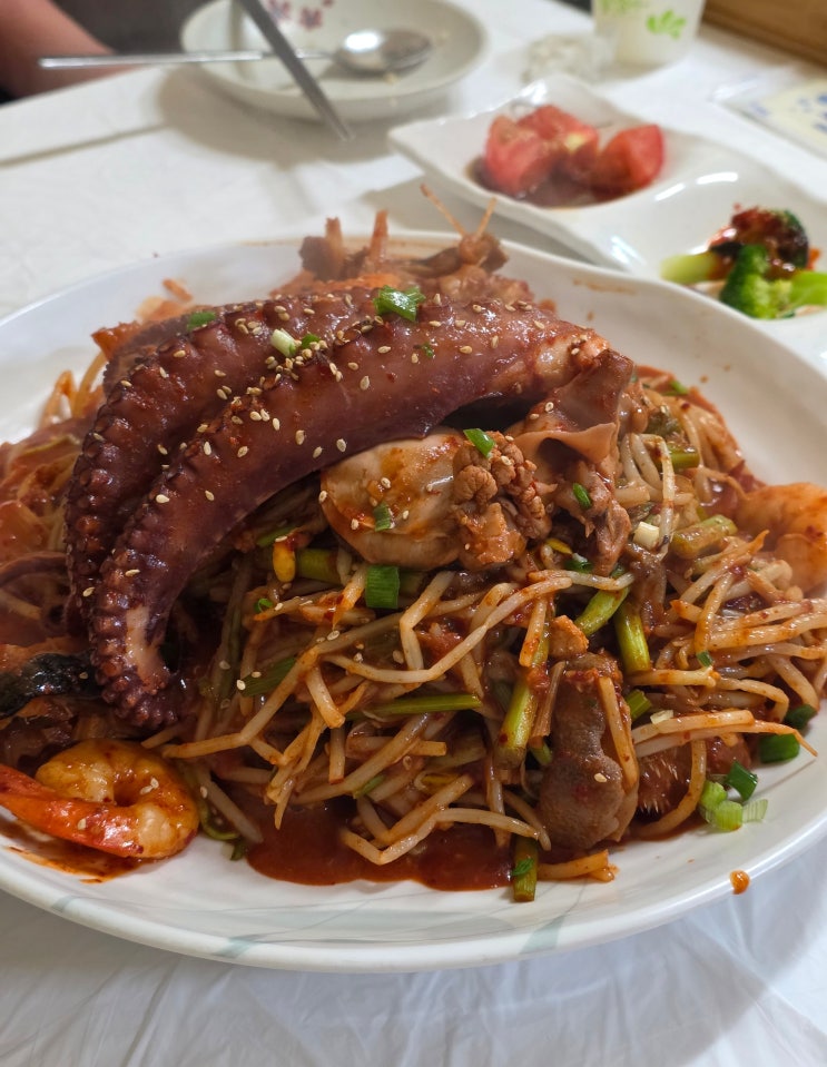  통영 고즈넉한 외관 다양한 해산물이 들어가는 푸짐한 해물찜동피랑기와집