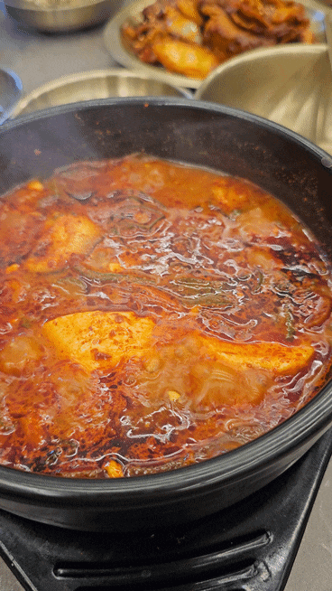  24시간 영업으로 접근성이 좋은 순두부찌개 전문점! 완뚝순두부 대구테크노폴리스점