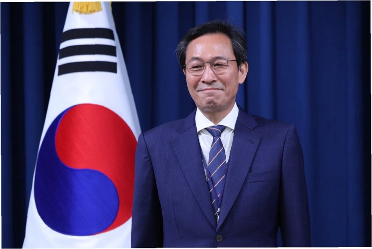 우상호 정무수석, '<b>협치</b> 특사' 역할 톡톡… 끊어진 정치 <b>복원</b>... 