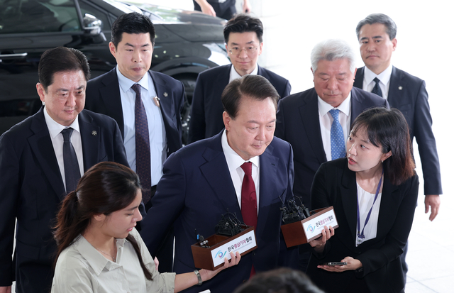 <b>윤석열</b> 전 대통령, <b>내란 특검</b> 비판하며 묵묵부답